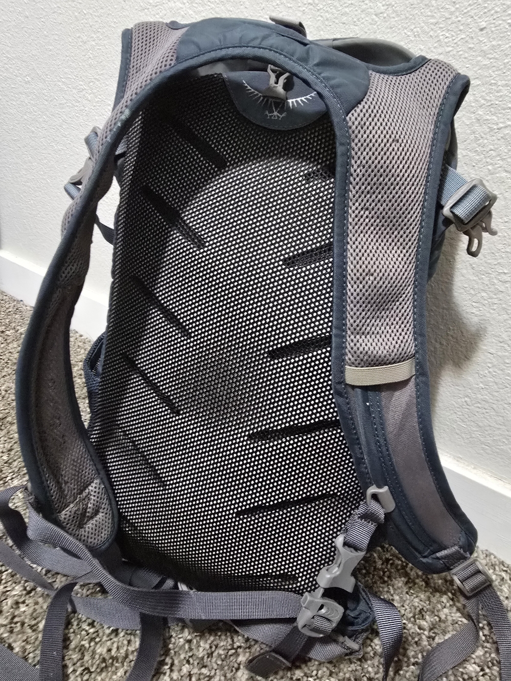 Osprey Men's Light Gray Daypack Backpack - Durable Travel Bag - Picture 4 of 8